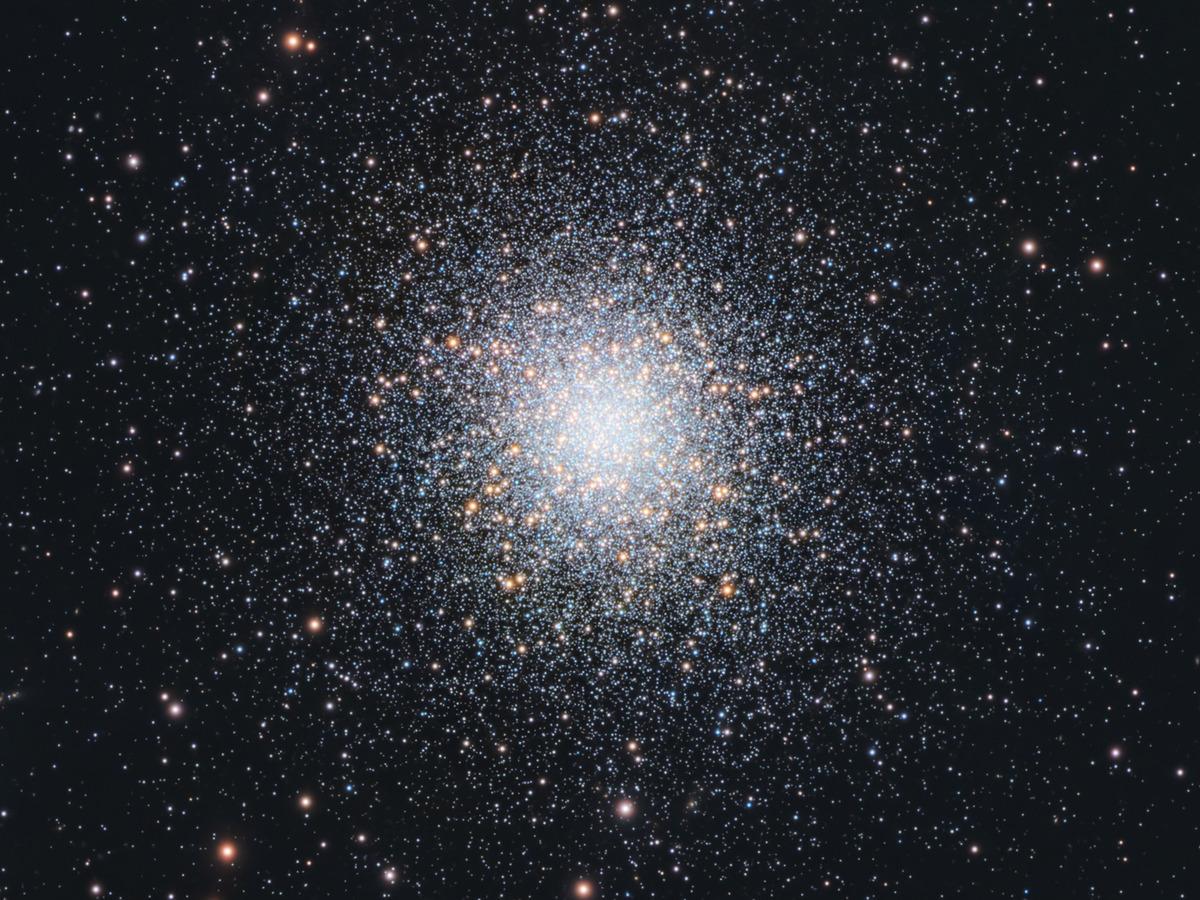 Close-up of the core of M13, where thousands of individually resolved stars concentrate into a dense bright centre